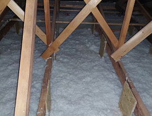 Zateplení novostavby řadového domu pomocí foukané izolace